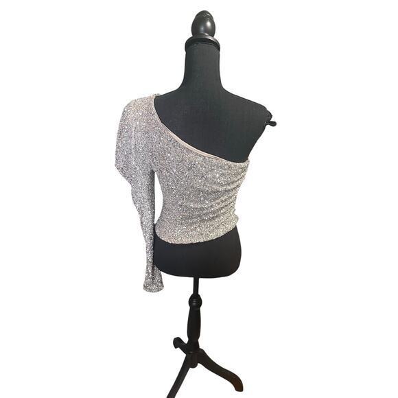Express Silver Sequin One Puff Shoulder Top - Picture 4 of 7